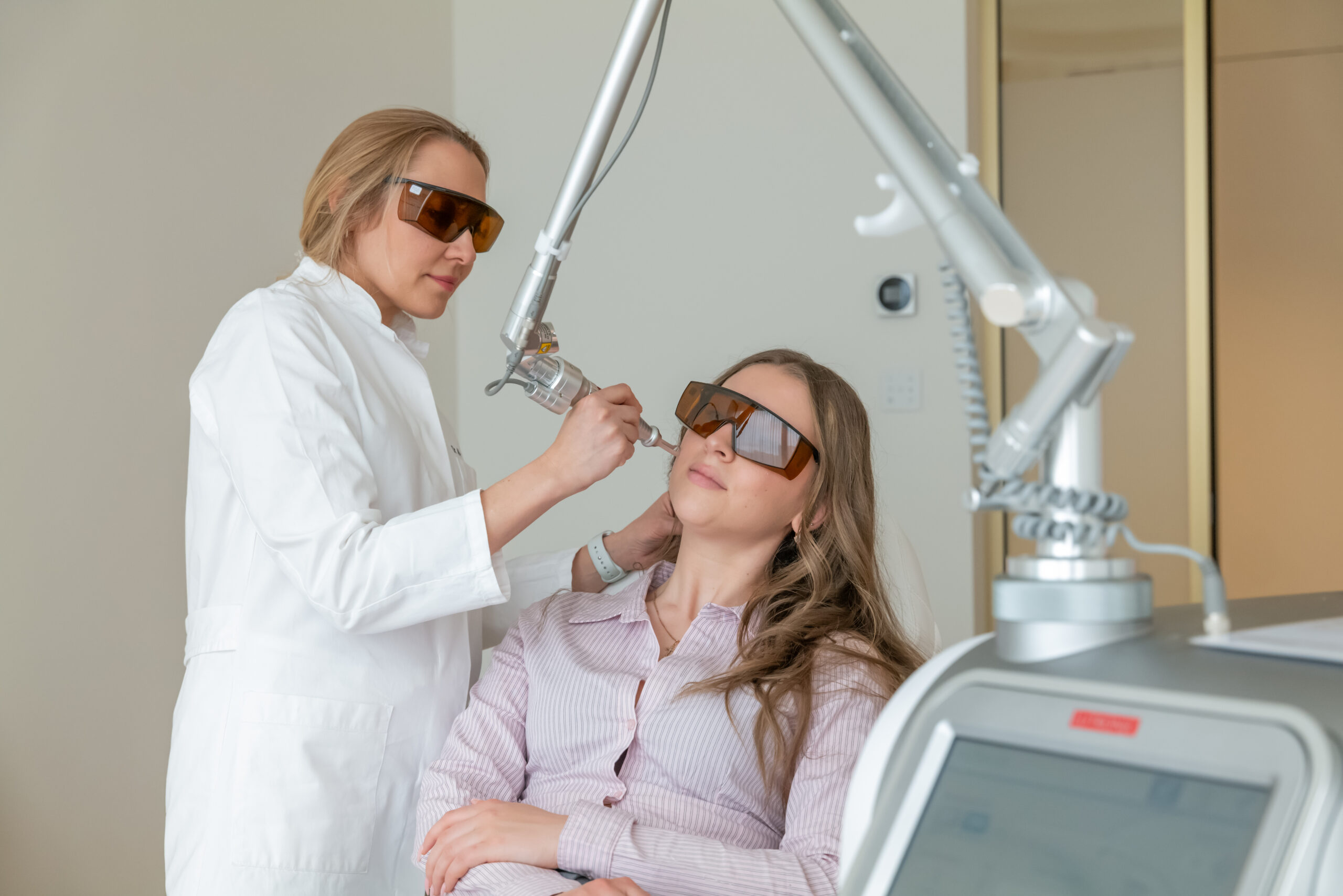 Dr. med Alena Höfemann wendet eine Laserbehandlung für Gefäßerweiterungen an