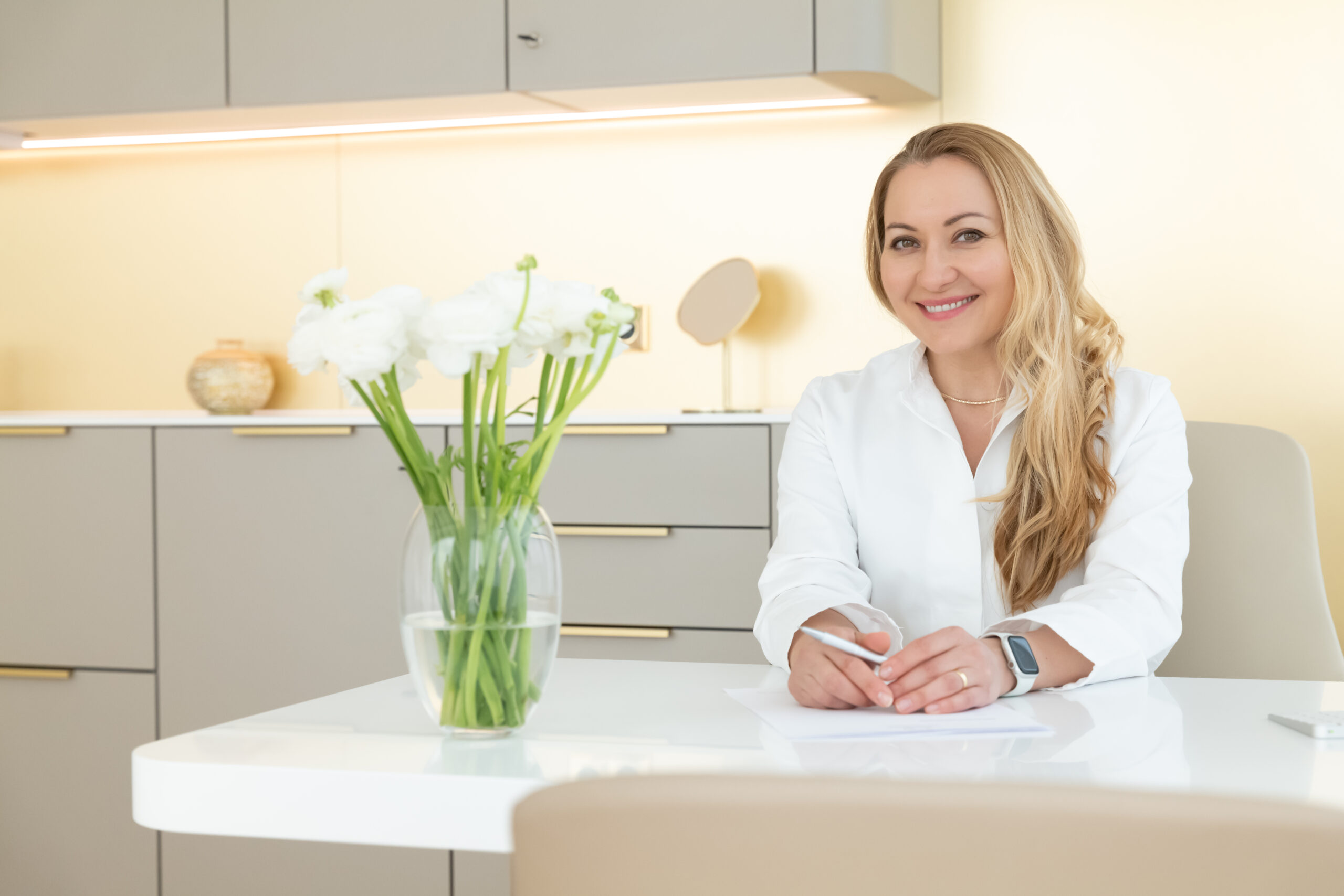 Dr. med Höfemann im Besprechungszimmer Ihrer Privatpraxis für Dermatologie am Stiglmaierplatz