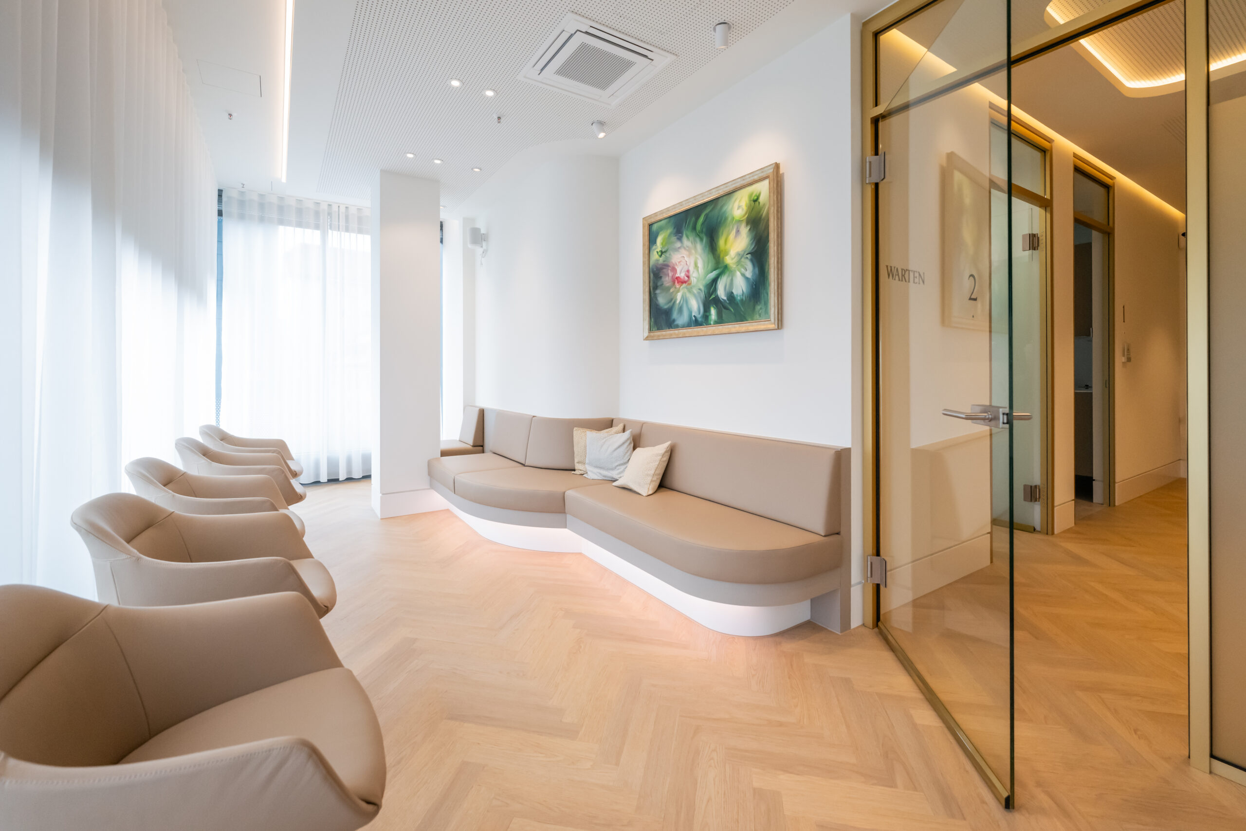 Wartezimmer einer dermatologischen Privatpraxis in München Maxvorstadt.